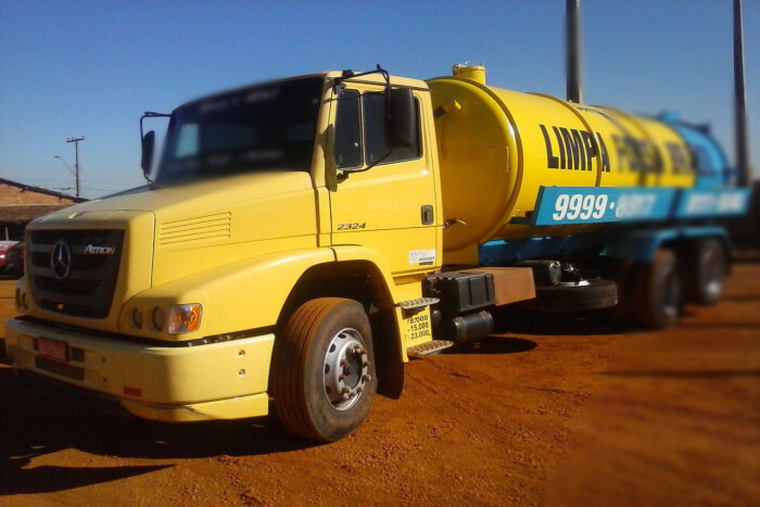 Caminhão pronto para limpar fossa